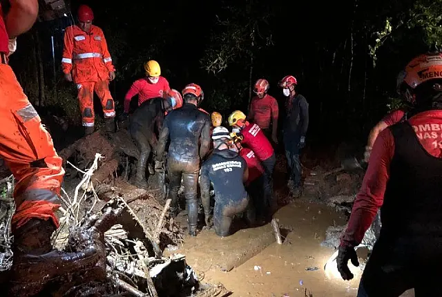 Bombeiros resgatam último corpo de carro de família soterrada
