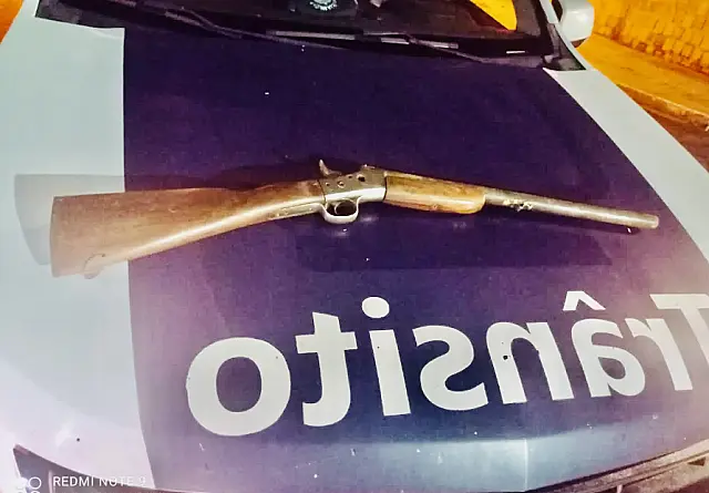 Homem é preso após ameaçar pessoas com espingarda