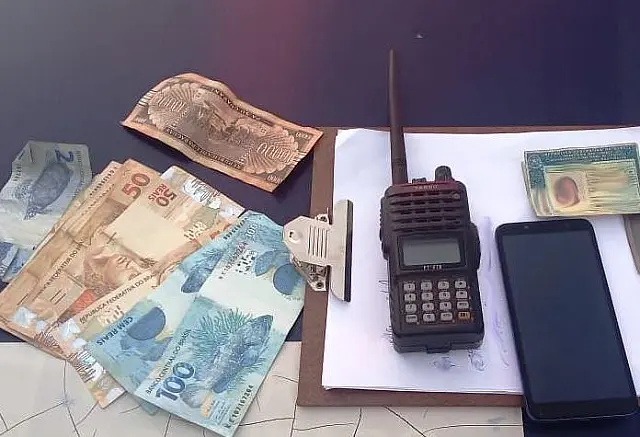 Polícia apreende veículo e rádio transmissor sem licença em Jardim