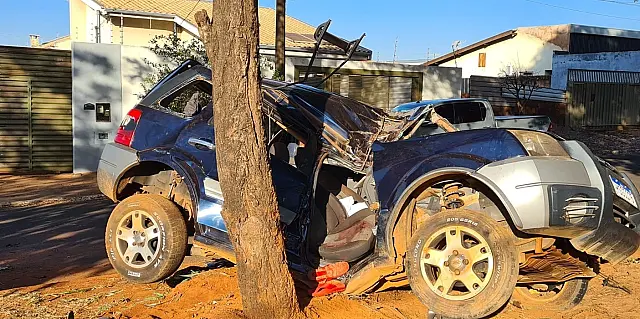 Adolescente bate carro em árvore e morre em Campo Grande
