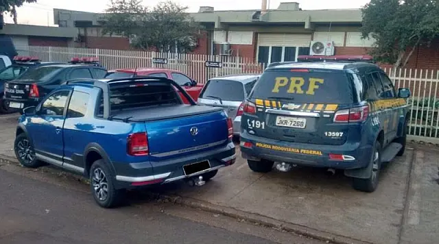 Bandidos são presos com carro roubado e libertam casal preso em casa