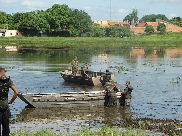 Exército e Prefeitura Municipal realizam limpeza da Lagoa Comprida