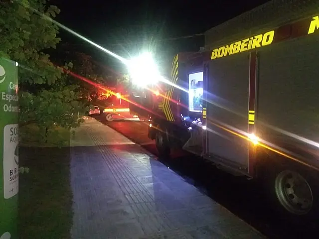 Bombeiros combatem fogo em consultório médico de Corumbá