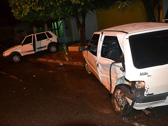 Dois carros colidem no Bairro Alto, em Aquidauana