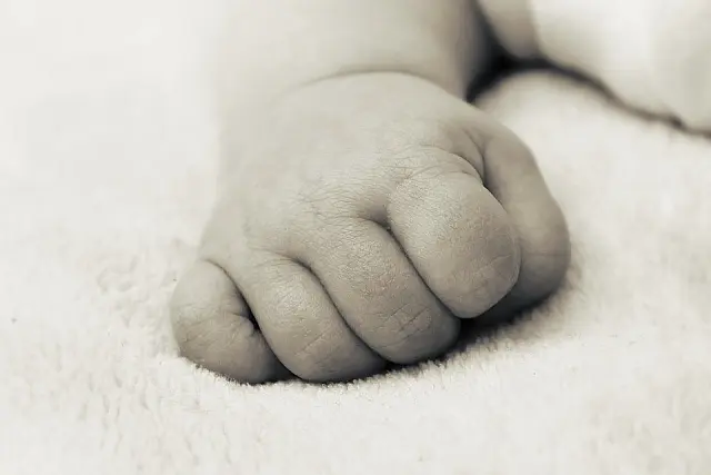 Bebê de sete meses morre e pais são presos por maus tratos em Campo Grande