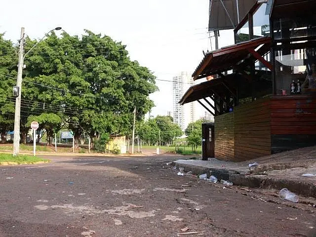 Homem chama clientes de bar de "viados", atira e acerta rapaz