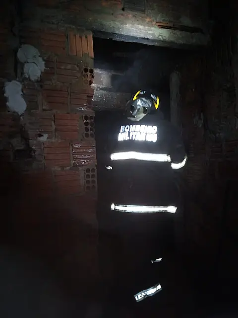 Bombeiros apagam incêndio em residência na Vila 40