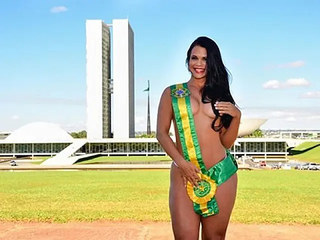Ex-miss bumbum, mulher de novo ministro do Turismo tira a roupa