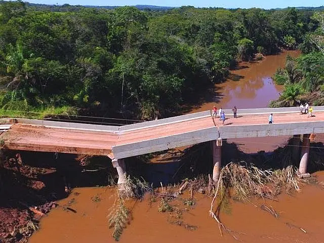 Queda de ponte construída em 2014, em Jardim, isola região e produtor teme perder safra de soja