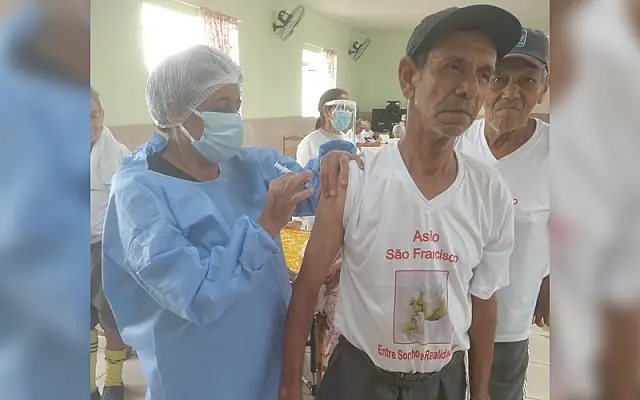Idosos e Funcionários do Asilo São Francisco são vacinados contra a Covid-19