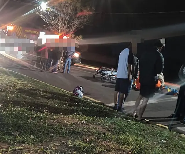 Motociclista é socorrido após acidente com carro em cruzamento de Anastácio