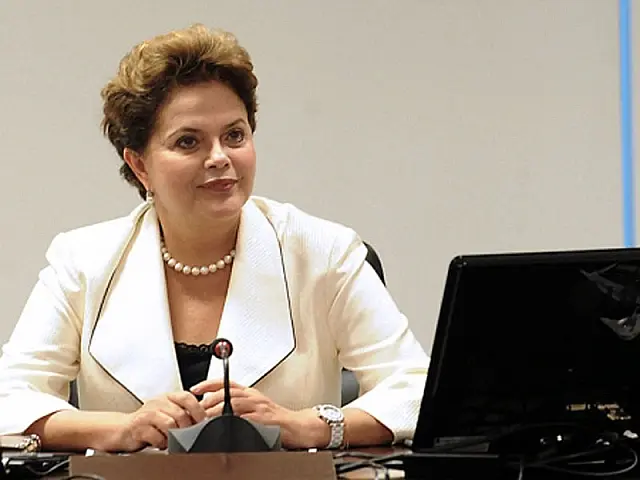Dilma comemora vitória brasileira e elogia Julio Cesar pelo Twitter