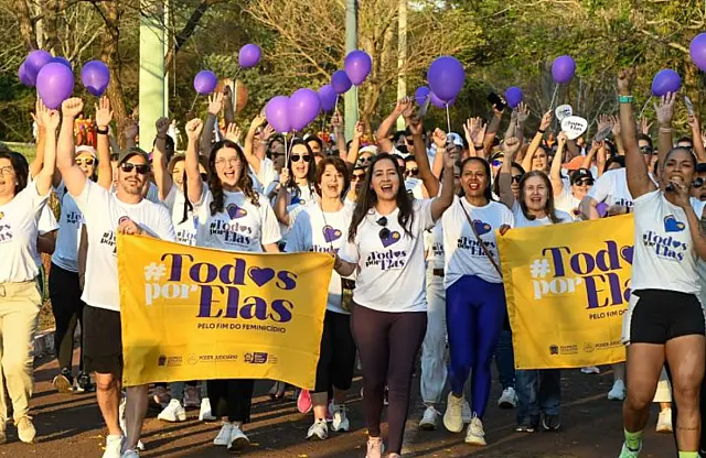 Caminhada contra o combate ao feminicídio reúne homens, mulheres e crianças