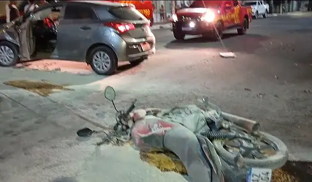 Colisão entre carro e moto causa princípio de incêndio em veículo
