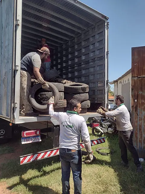 Agentes retiram pneus sem uso para combater Aedes aegypti em Anastácio