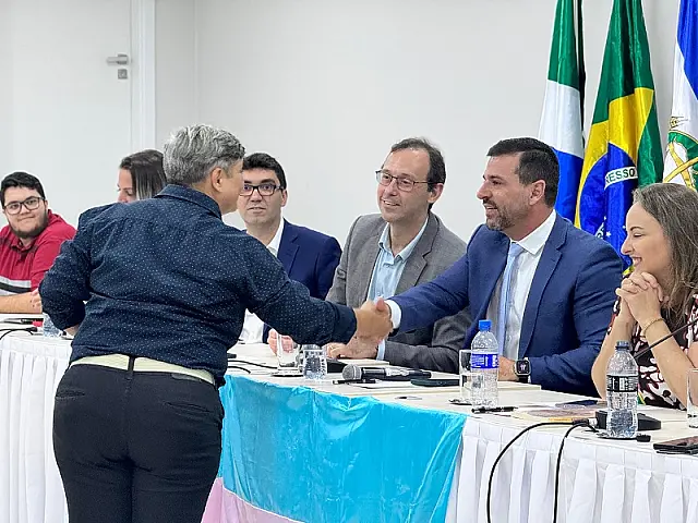Defensoria entrega "passaportes" de uma nova vida para travestis e transexuais