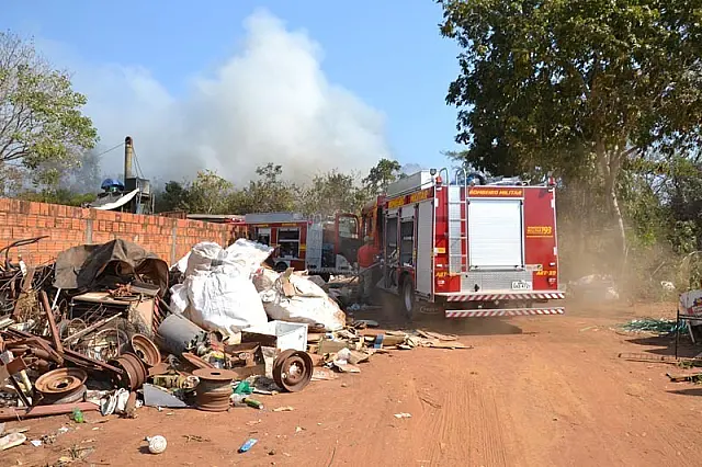 Incêndio em vegetação quase invade usina de reciclagem