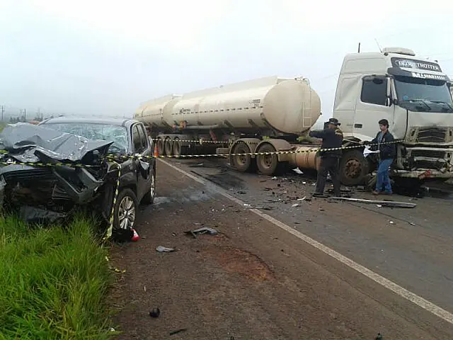 Condutor morre ao fazer ultrapassagem e colidir com carreta na BR-262