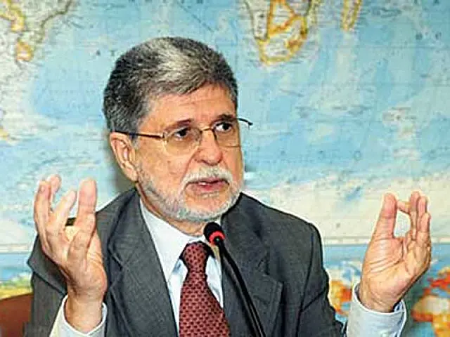 Jobim entrega carta de demissão, e Celso Amorim assume a Defesa