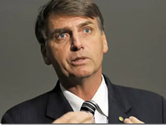 'Se seu negócio é amor com homossexual, assuma', diz Bolsonaro a Dilma