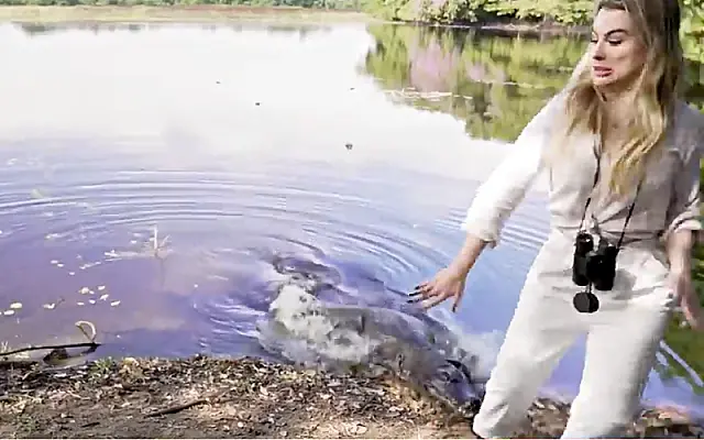 Quase pega por jacaré, Fernanda Keulla é "salva" por Munhoz no Pantanal de MS