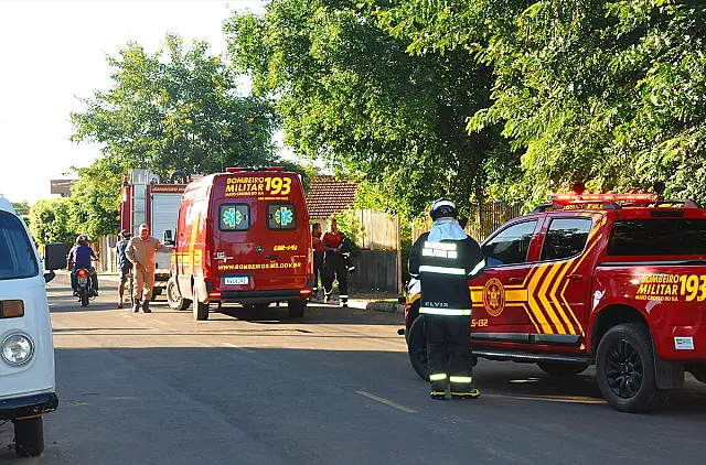 Bombeiros controlam princípio de incêndio em casa abandonada