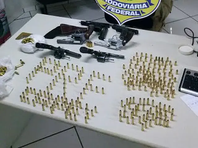 Passageiros de ônibus são detidos com armas e munições