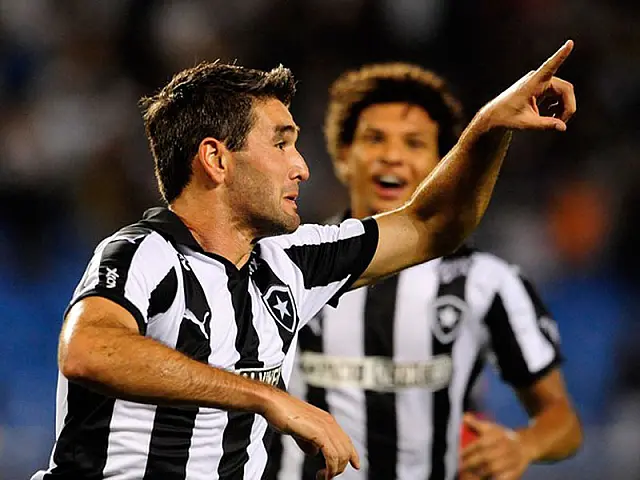 Com três de Navarro, Botafogo goleia Atlético-GO e retoma ponta da Série B