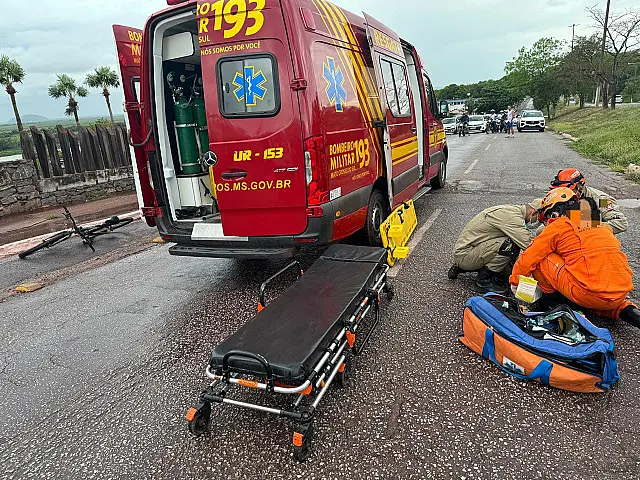 Motociclista hospitalizada após cair de moto em Corumbá