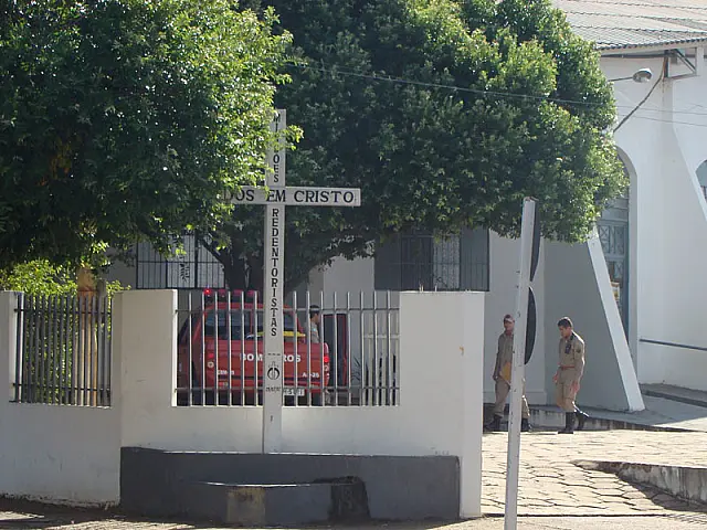 Homem de 62 anos prende a mão em máquina de pastel