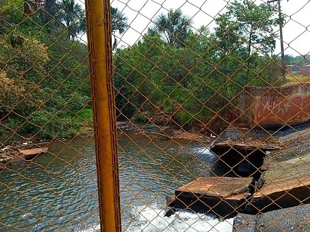 Garoto pula em represa, bate em pedra e é socorrido em estado grave
