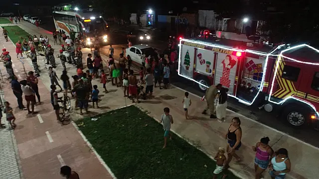 Bombeiros e Instituto Novo Olhar levam magia natalina às ruas de Corumbá
