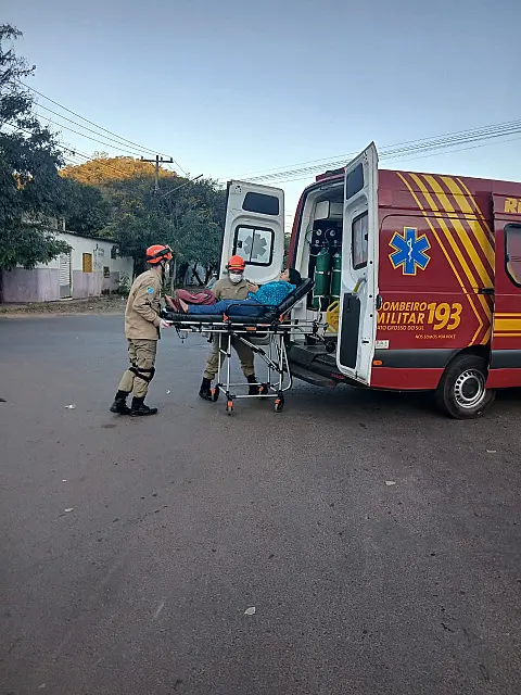 Acidente entre carro e moto deixa jovem ferida em Corumbá