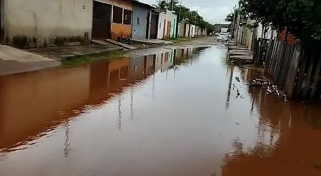 Ruas de Corumbá e Ladário ficam alagadas e moradores têm casa invadida pela enxurrada