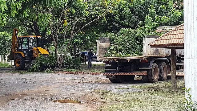 Prefeitura realiza mutirão de limpeza no Balneário Municipal