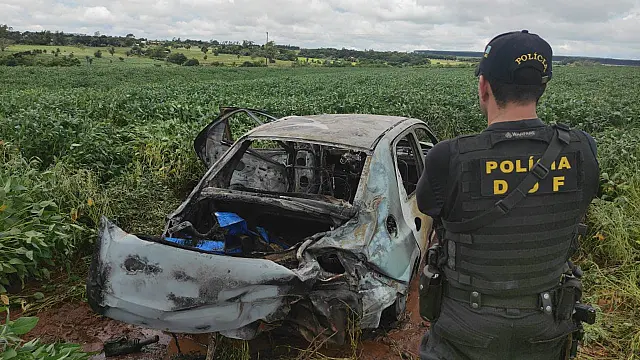 Carro pega fogo com 166 quilos de maconha durante fuga em MS