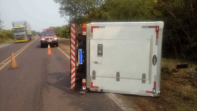 Caminhão frigorífico tomba na BR-262 e condutor sai ileso
