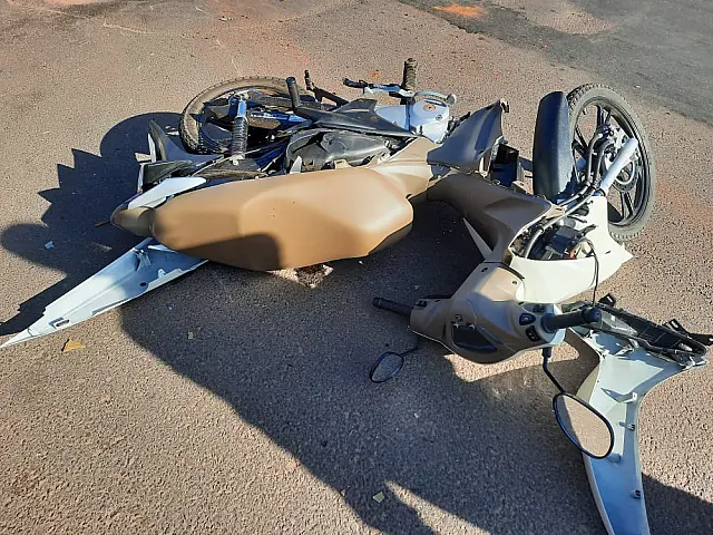 Biz fica destruída após colisão no Jardim Campanário