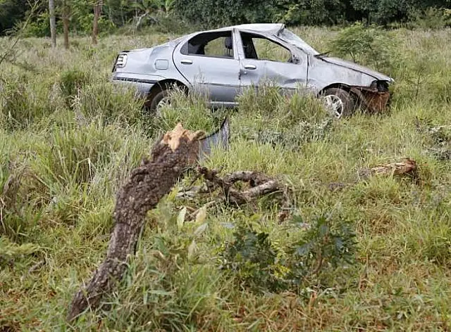 Carro capota e passageiro fica em estado grave ao ser arremessado para fora de veículo