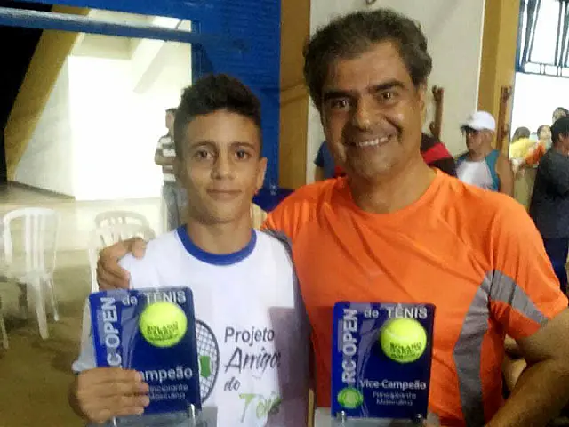 Adolescente do projeto ?Amigos do Tênis? de Aquidauana ganha campeonato na Capital