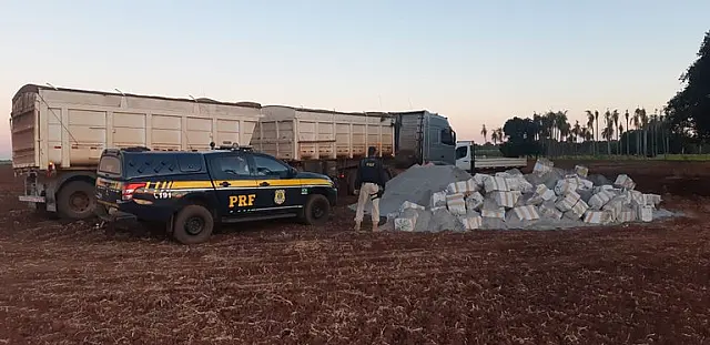 PRF/MS apreende caminhão com 3 toneladas de maconha em Terenos