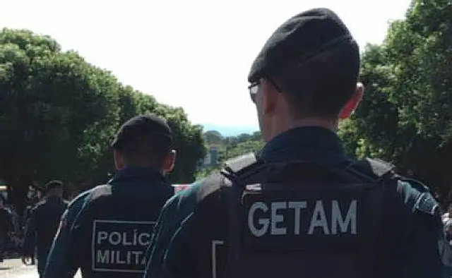 Adolescente é apreendido após empinar moto na frente de policiais