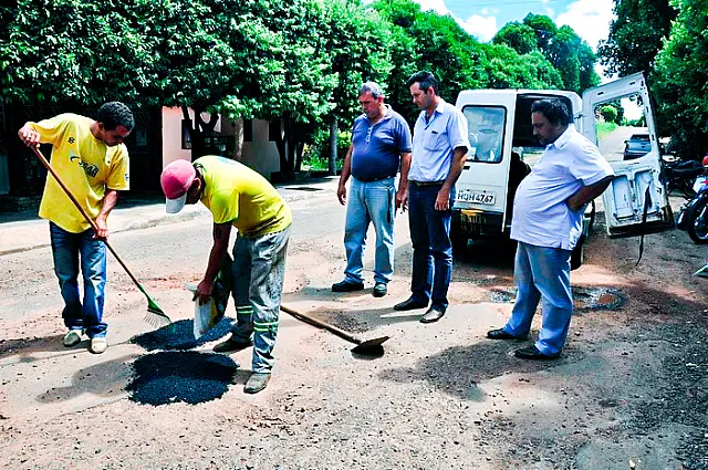 Rua esburacada ou sem iluminação? Prefeitura de Anastácio disponibiliza telefone para reclamações