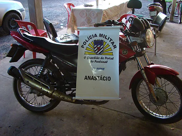 Após sofrer acidente, jovem embriagado é preso pilotando moto furtada