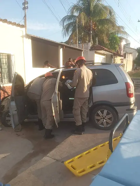 Motorista perde controle de direção e bate carro contra muro em Corumbá
