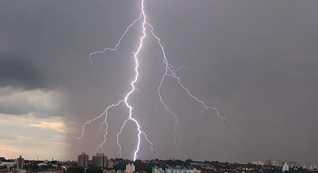 Bombeiros emitem nota preventiva com orientações para dias de chuva e incidência de raios