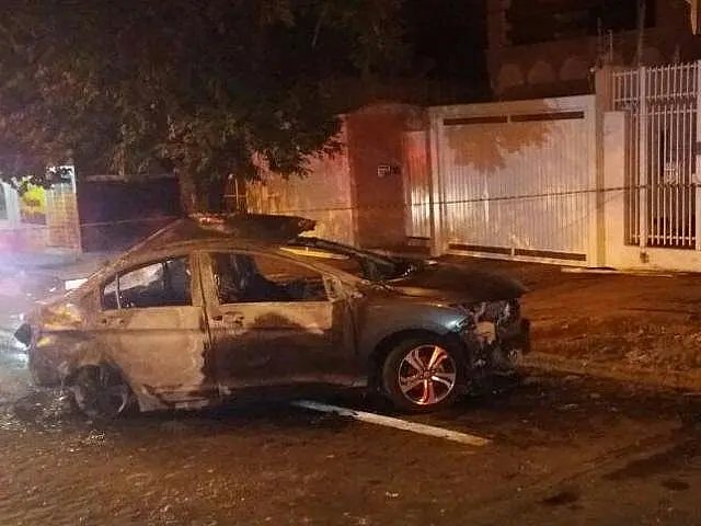 Carro de guarda municipal bate em poste e 2 pessoas morrem carbonizadas