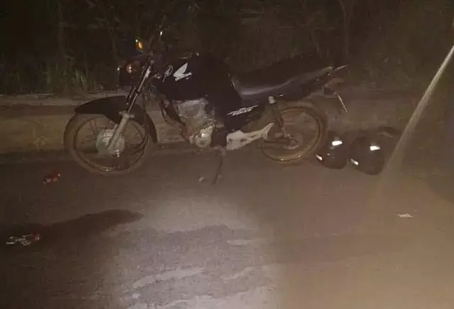 Passageira morre após moto ser atingida por caminhão