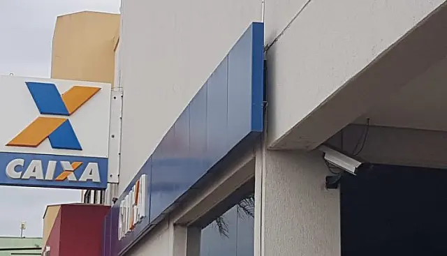 Criminosos rendem funcionários e levam R$ 230 mil de agência da Caixa