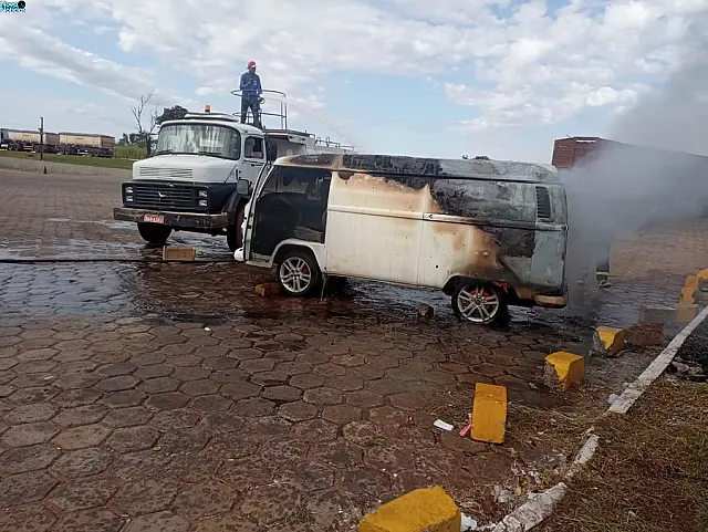 Incêndio em Kombi deixa criança ferida